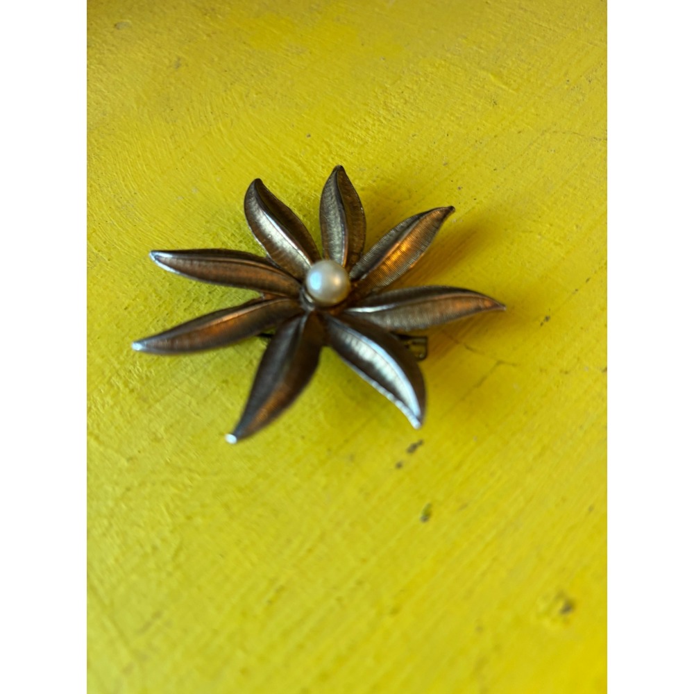 Vintage‎ Silver Tone Flower Brooch Faux Pearl Center Starburst Petal Pin